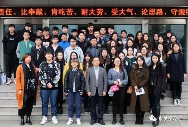 永發(fā)董事長胡小良和大學生們