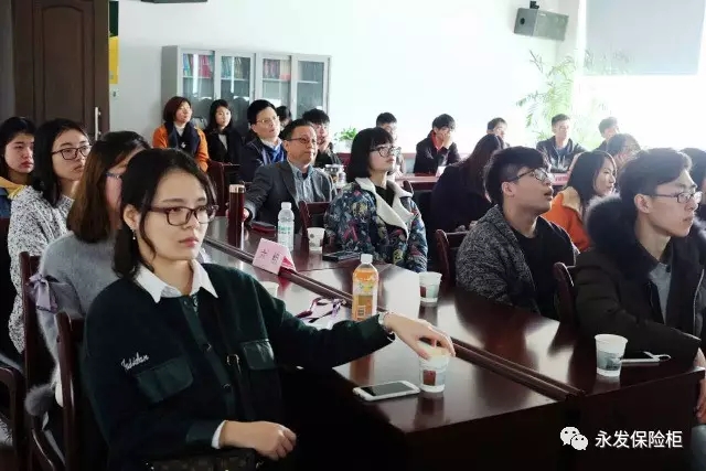 負責人帶領(lǐng)學生參觀